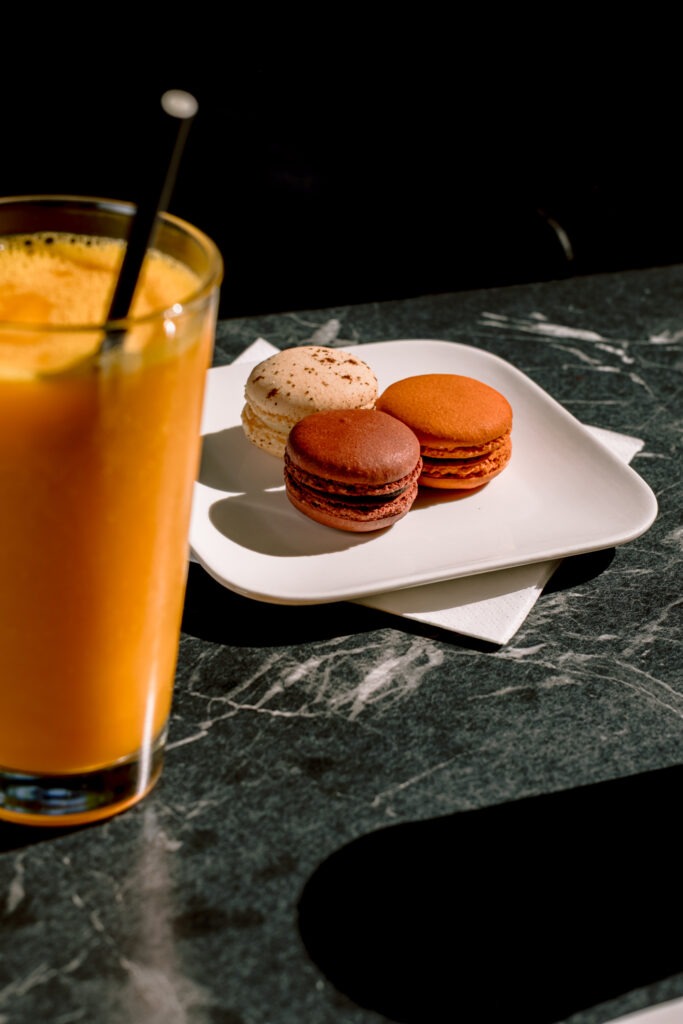 Un smoothie au soleil avec des macarons