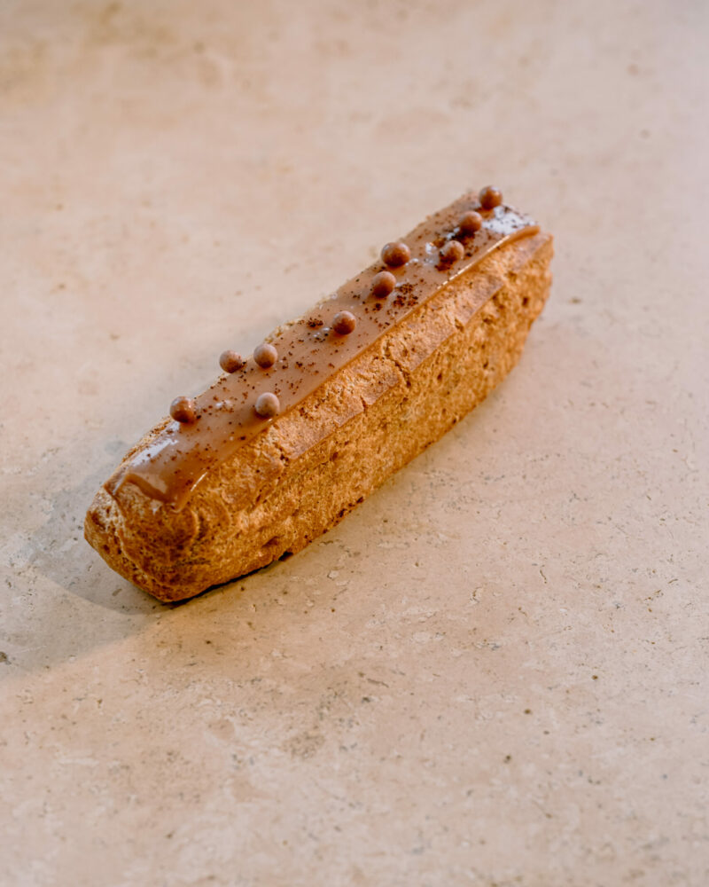 Eclair au café