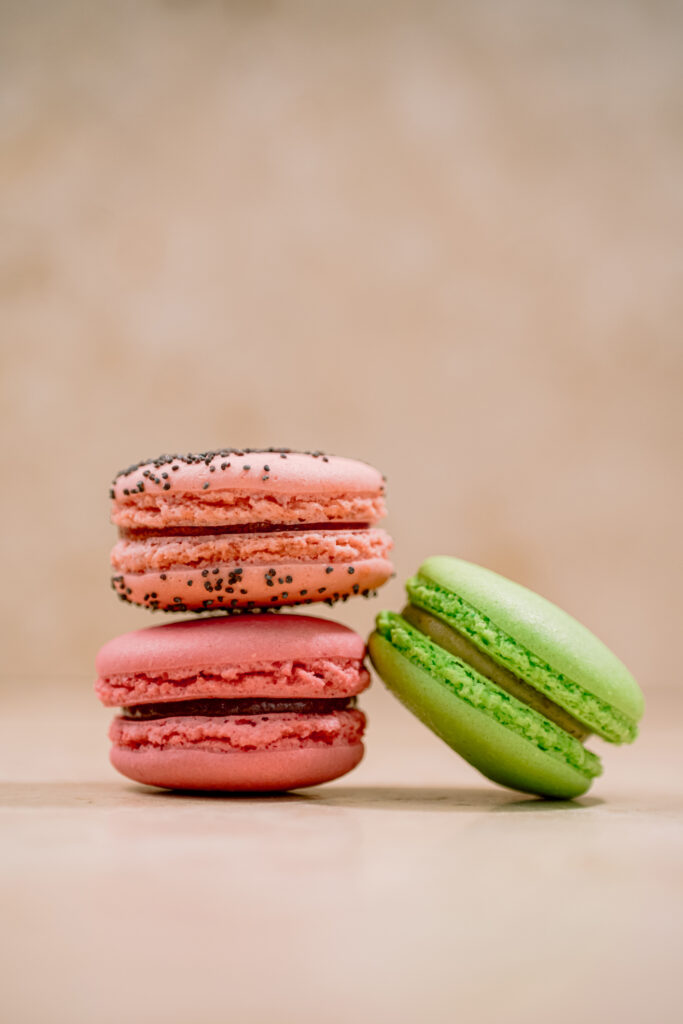 3 macarons fraise, fraise passion et pistache