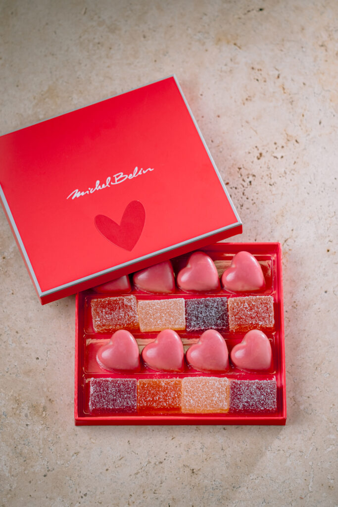 Boite rouge avec bonbons coeurs et pâte de fruits