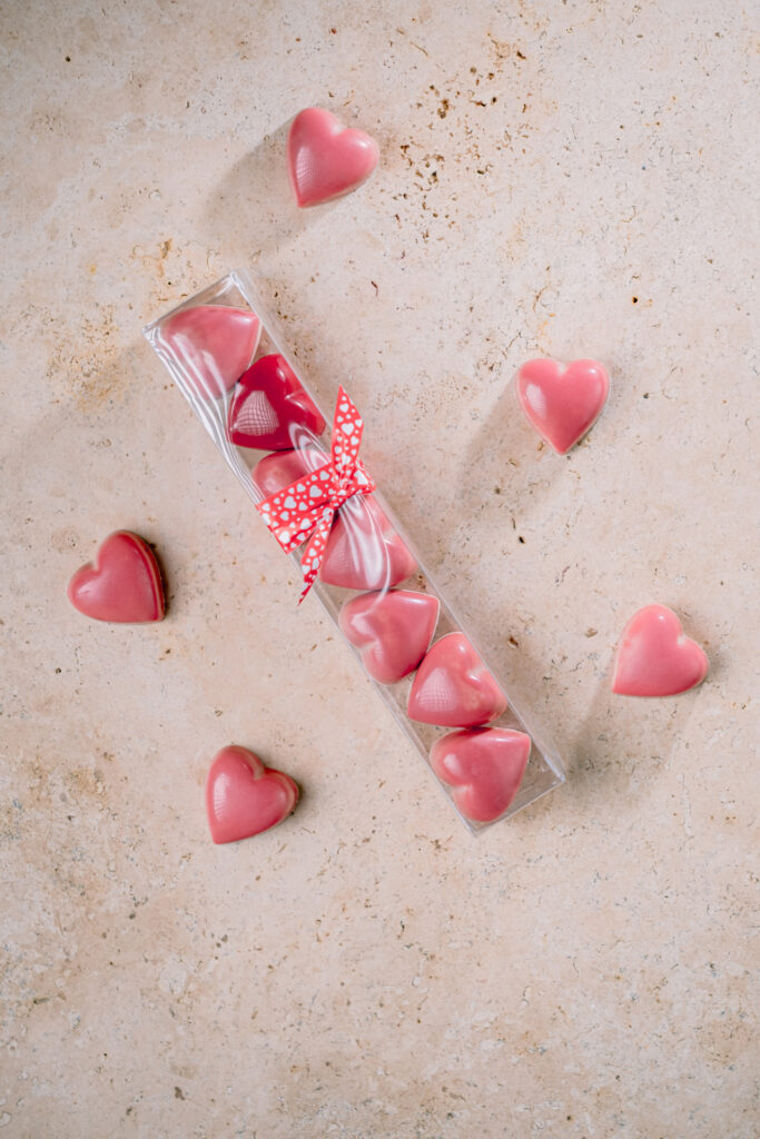 Barrette avec des petits bonbons en forme de coeur, rouge et rose