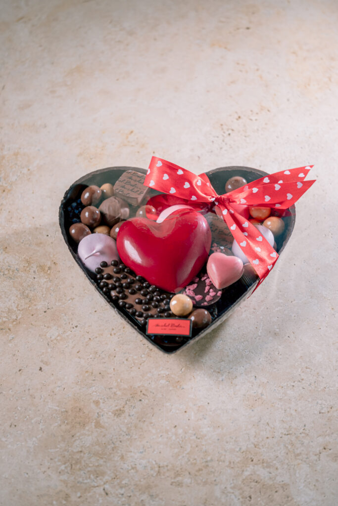 Grand coeur garni avec des douceurs Michel Belin